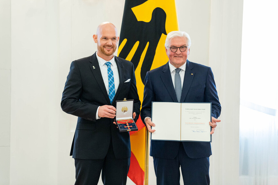 Bundespräsident Frank-Walter Steinmeier verleiht das Große Verdienstkreuz an Alexander Gerst.