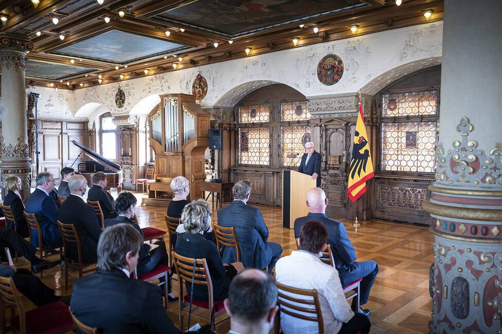 Bundespräsident Frank-Walter Steinmeier hält eine Ansprache bei der Verleihung von vier Verdienstorden im Residenzschloss Altenburg