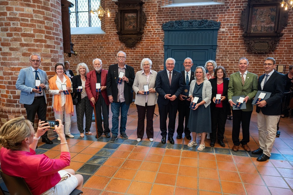 Gruppenbild der geehrten Bürgerinnen und Bürger aus Schleswig-Holstein mit Bundespräsident Steinmeier
