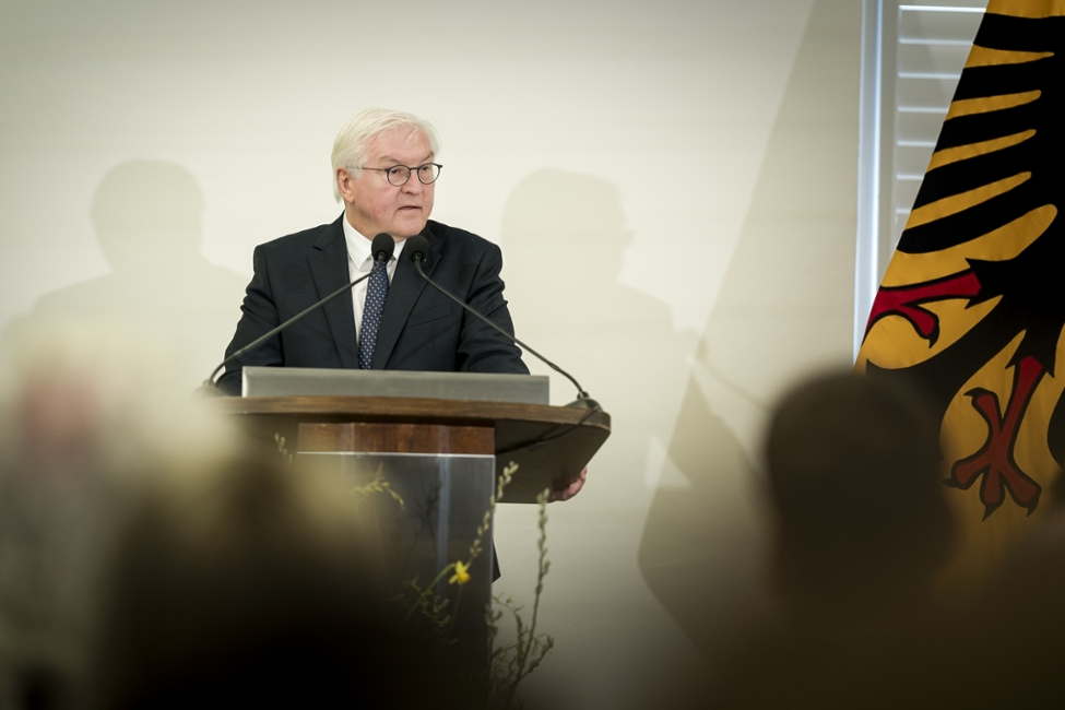 Bundespräsident Steinmeier steht am Rednerpult und hält bei der Ordensverleihung anlässlich der "Ortszeit Espelkamp" eine Rede