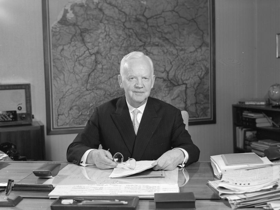 Bundespräsident Heinrich Lübke an seinem Schreibtisch im Jahr 1959
