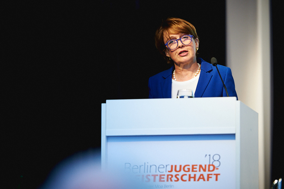 Elke Büdenbender hält eine Ansprache bei der Festveranstaltung zur Jugendmeisterschaft des Deutschen Hotel- und Gaststättenverbands (DEHOGA) im Atrium vom Mercure Hotel in Berlin im Rahmen der Woche der beruflichen Bildung