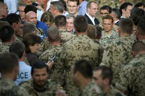 Bundespräsident Horst Köhler (M.) im Gespräch mit Soldaten der Bundeswehr und zivilen Aufbauhelfern im deutschen Feldlager Mazar-e-Sharif.