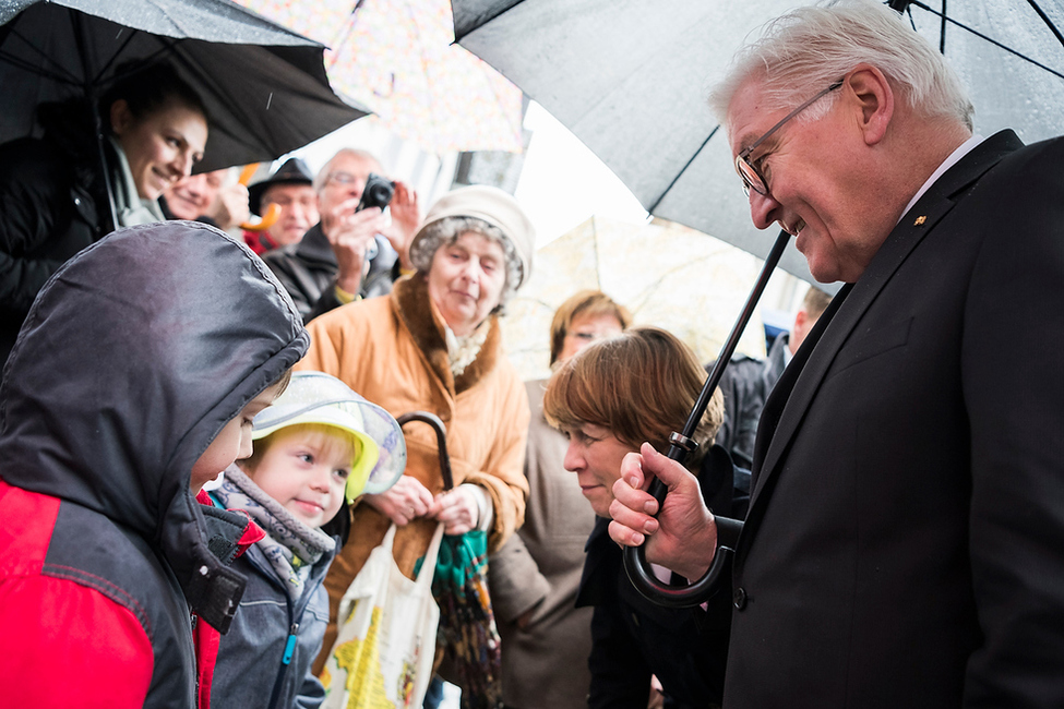 Bundespräsident Frank-Walter Steinmeier und Elke Büdenbender im Austausch mit Bürgerinnen und Bürgern bei einem Spaziergang durch Altena anlässlich des Antrittsbesuchs in Nordrhein-Westfalen