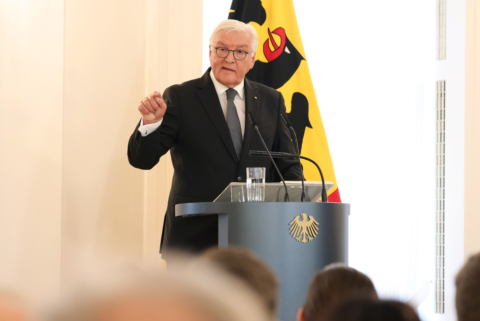 Bundespräsident Frank-Walter Steinmeier hält eine Rede mit dem Titel 'Alles stärken, was uns verbindet' bei einer Veranstaltung mit der Deutschen Nationalstiftung im Großen Saal in Schloss Bellevue