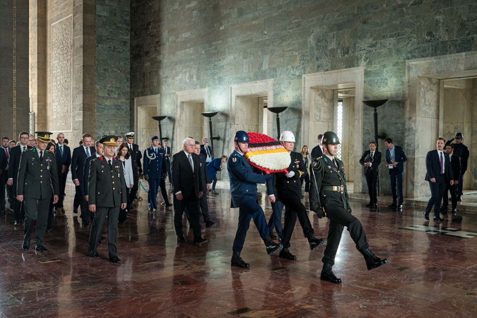 Bundespräsident Frank-Walter Steinmeier läuft bei einer Kranzniederlegung hinter den Soldaten